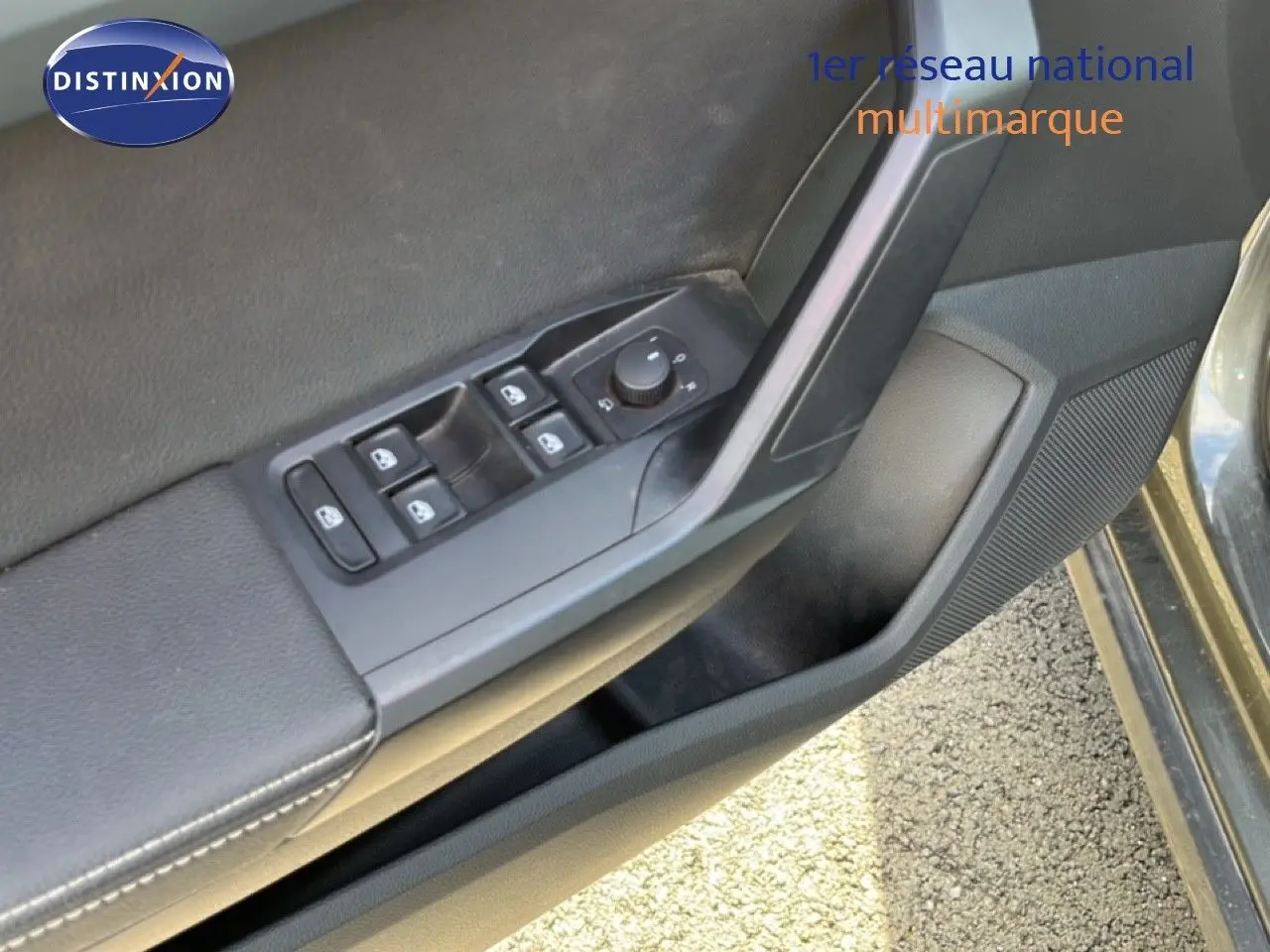 Détail de la porte avant gauche du SEAT Arona gris métallique, montrant les commandes des vitres et rétroviseurs.