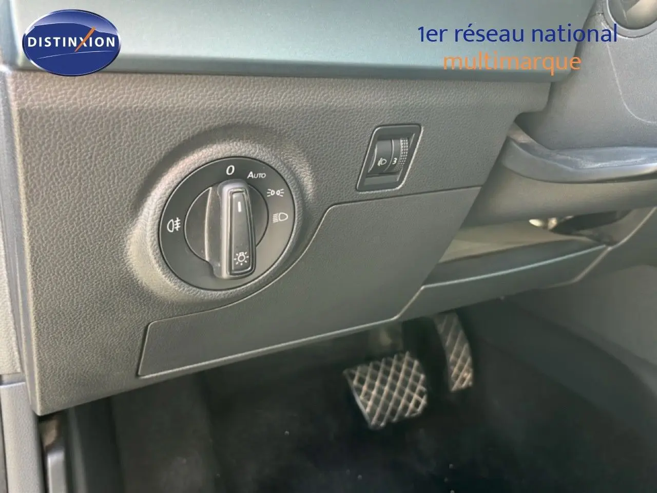 Détail du tableau de bord côté gauche avec commande d’éclairage et pédales en aluminium dans un SEAT Arona gris métallique.