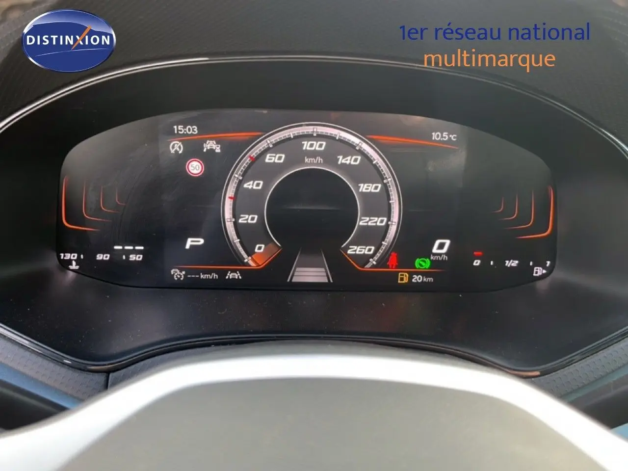 Tableau de bord numérique de SEAT Arona 2025 affichant la vitesse, la température et l'autonomie, vue de face.