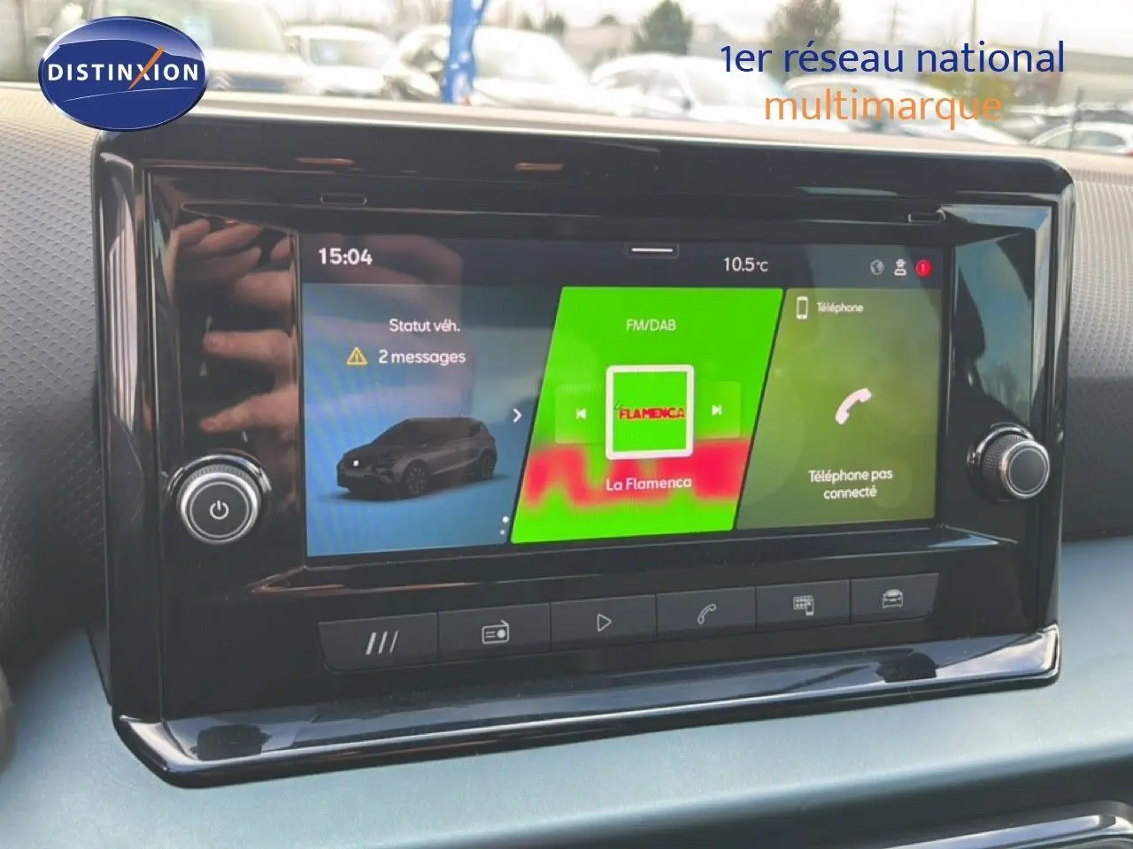 Écran tactile central du tableau de bord du SEAT Arona 2025, affichant la radio FM/DAB et les notifications véhicule.