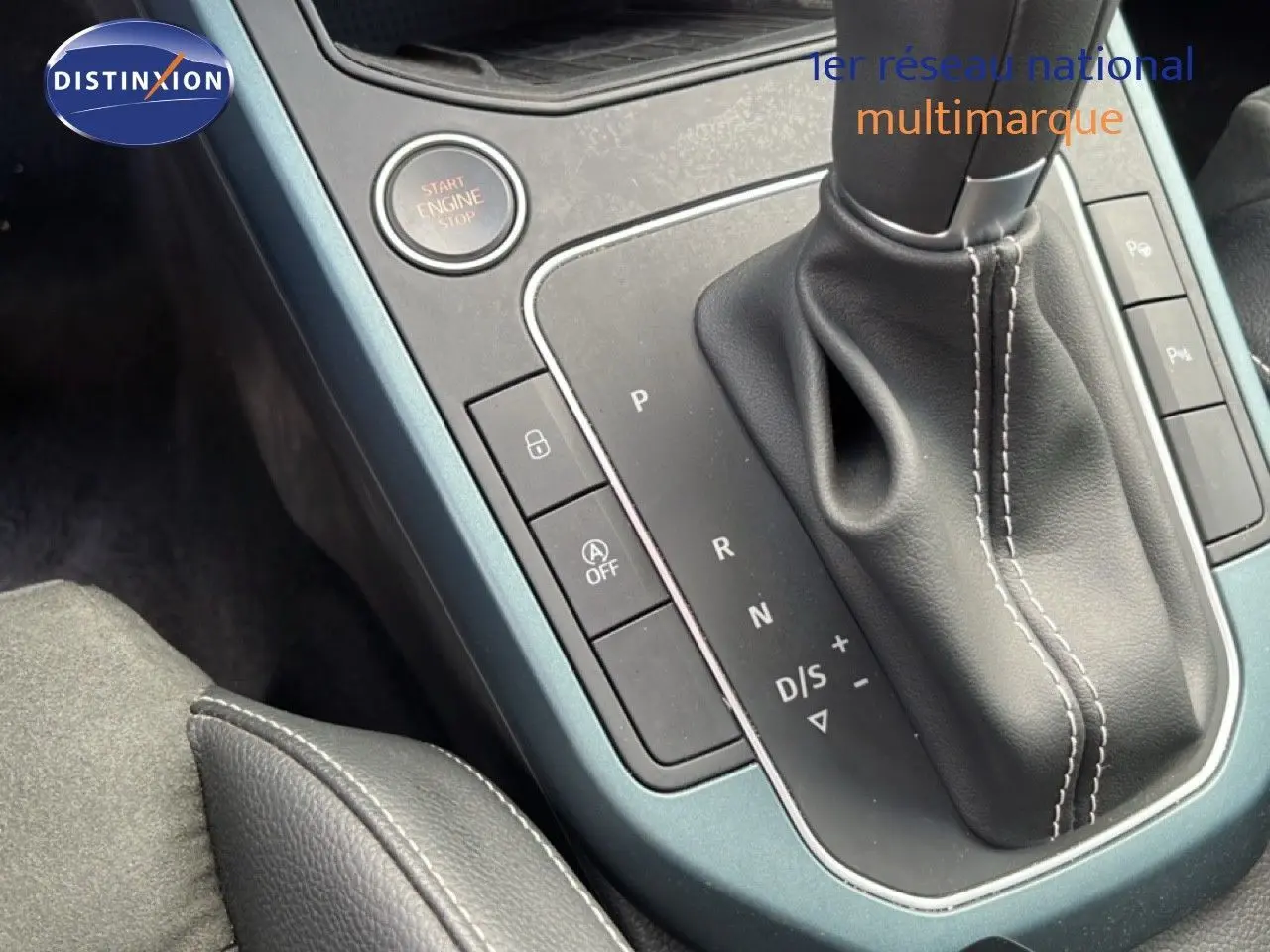 Gros plan sur la console centrale de la SEAT Arona 2025, montrant le levier de vitesse en cuir et les boutons de commande.
