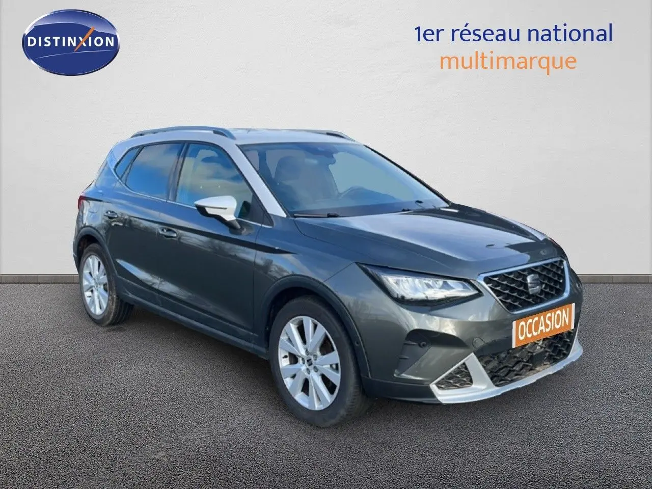 SEAT Arona gris magnétique métal vu en 3/4 avant droit avec détails de calandre et jantes visibles.