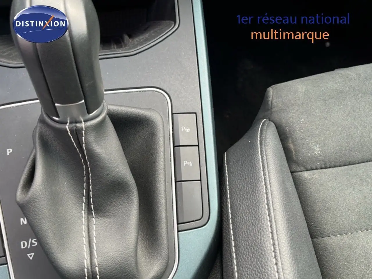 Gros plan sur la console centrale et levier de vitesse en cuir noir du SEAT Arona gris métallique 2025, intérieur tissu et alcantara.