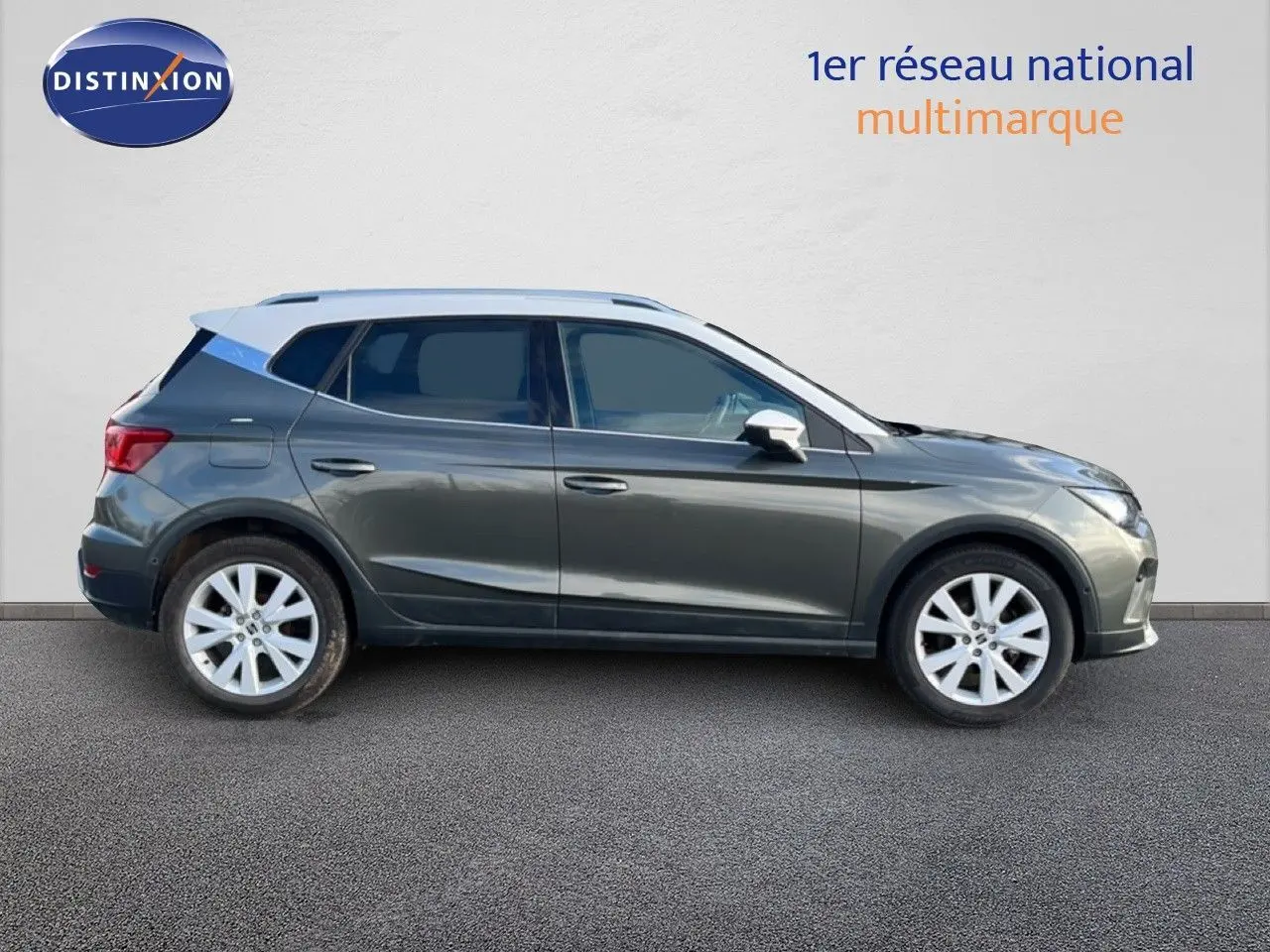 Vue latérale droite d'un SEAT Arona gris magnétique 2025 avec toit blanc et jantes alliage 17 pouces.