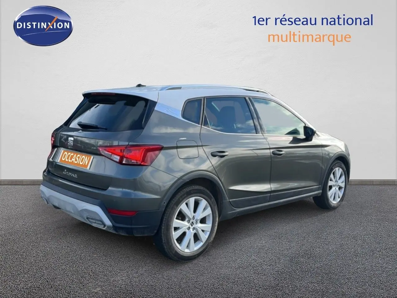 SEAT Arona gris magnétique en 3/4 arrière droit, toit noir contrasté et jantes alliage visibles.