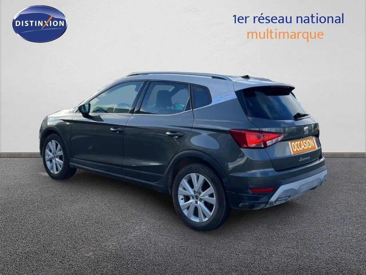SEAT Arona gris magnétique vue 3/4 arrière droit, toit blanc contrasté et jantes alliage 17 pouces.