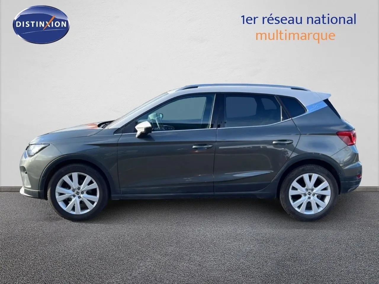 Vue de profil côté gauche du SEAT Arona gris magnétique avec toit blanc, jantes alliage et lignes modernes.