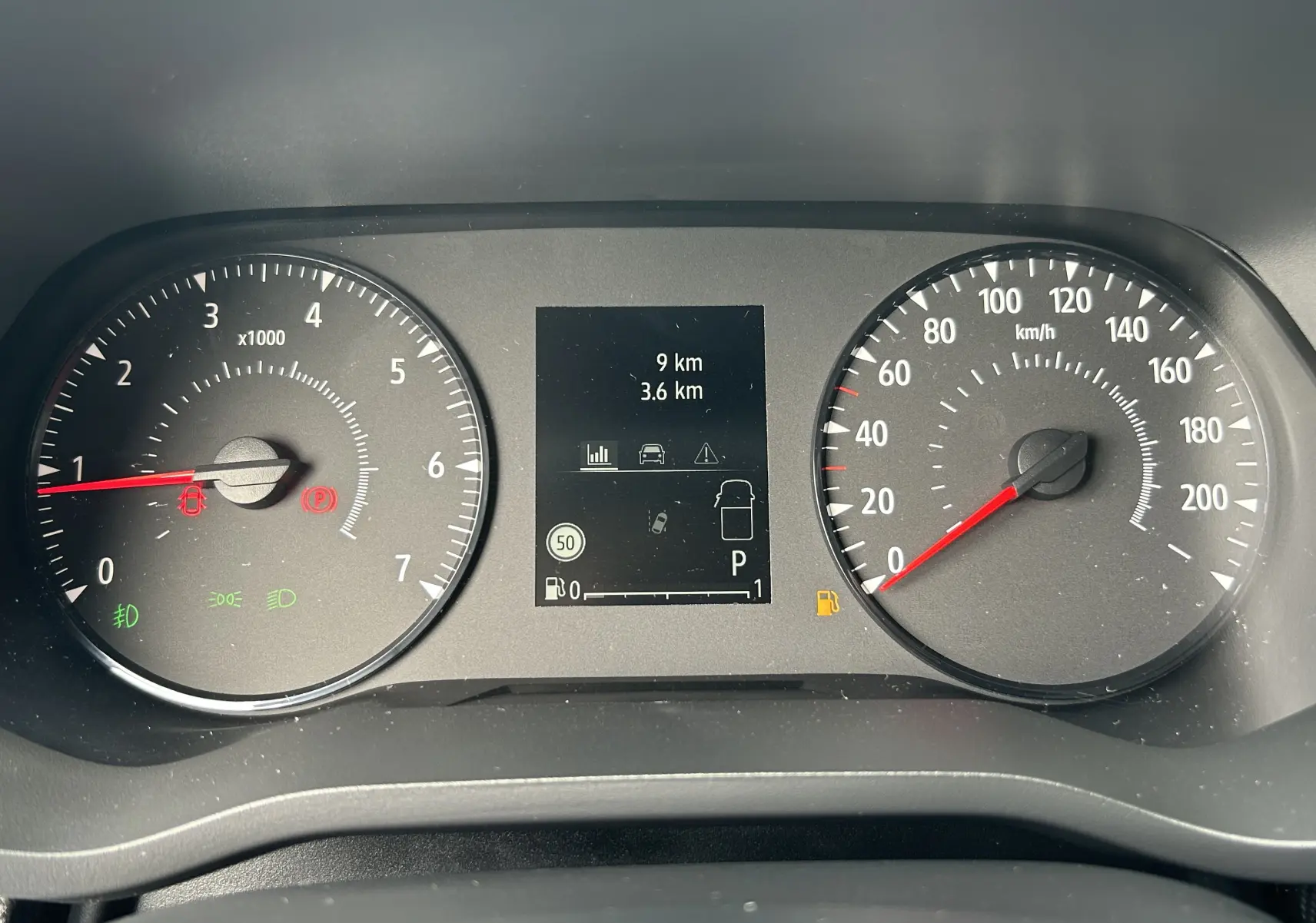 Tableau de bord du Renault Trafic Fourgon avec compte-tours, compteur de vitesse et écran central affichant 9 km.