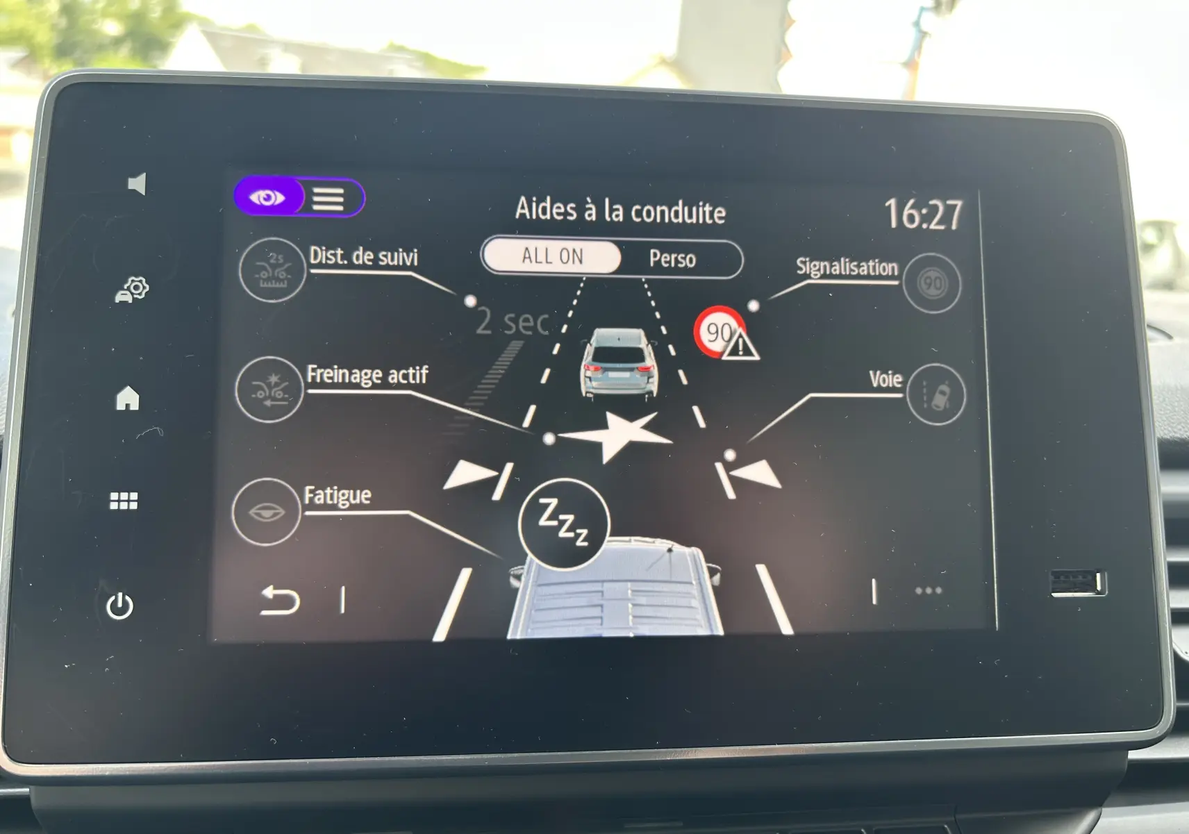 Écran tactile intérieur montrant les aides à la conduite du Renault Trafic Fourgon blanc, vue frontale du tableau de bord.