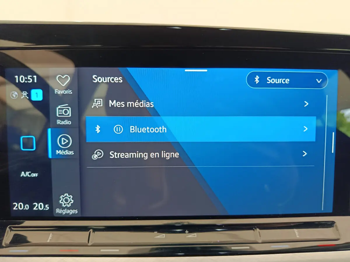 Écran tactile multimédia de la Volkswagen Golf 1.0 eTSI Life Business affichant les sources audio Bluetooth et streaming en ligne.