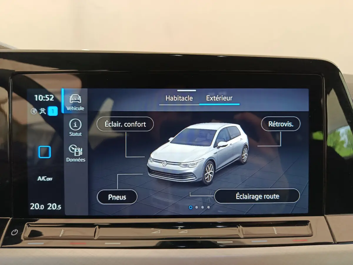 Écran tactile affichant une Volkswagen Golf grise vue en 3/4 avant avec annotations des éléments extérieurs.
