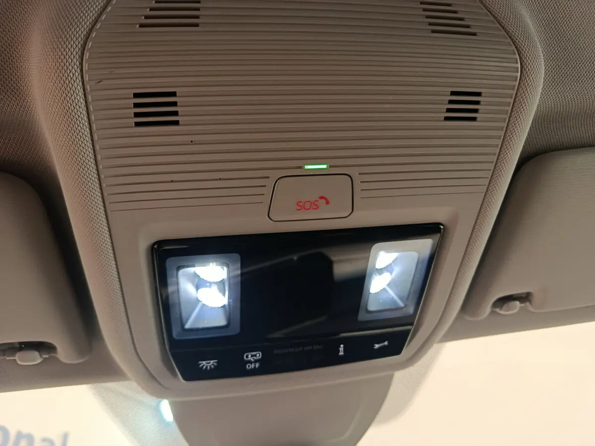 Plafonnier intérieur beige avec éclairage LED et bouton SOS dans une Volkswagen Golf gris foncé, vue du dessous