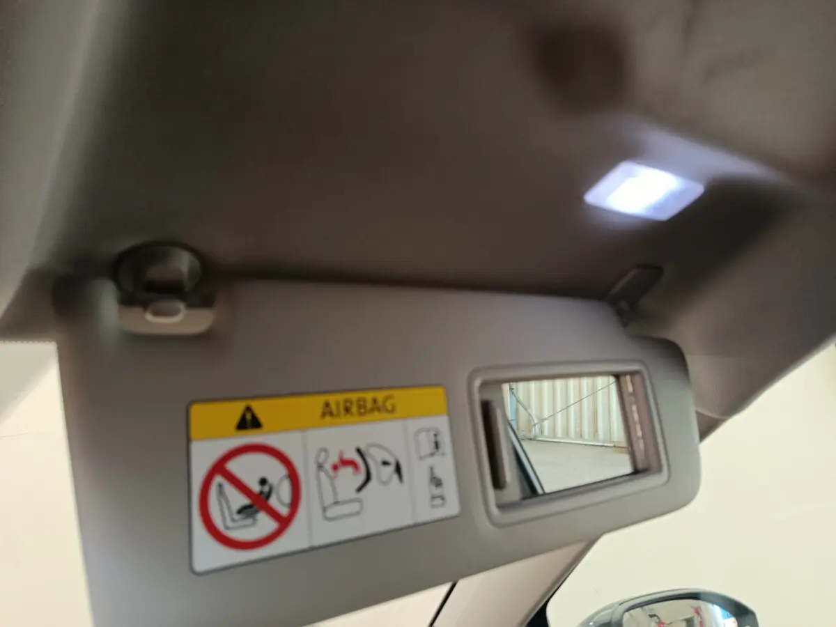 Miroir de courtoisie éclairé sur pare-soleil côté conducteur d'une Volkswagen Golf gris foncé 2022.