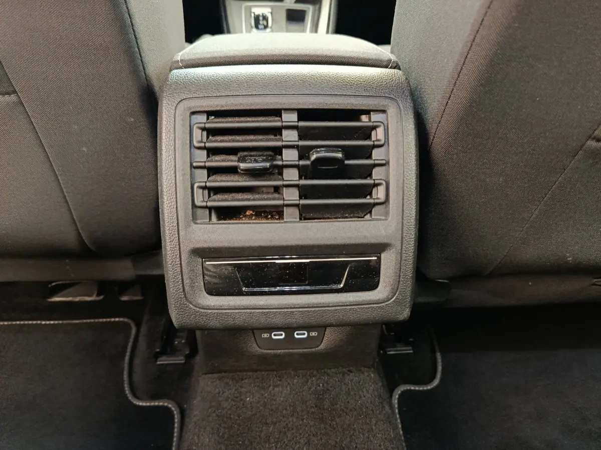 Buses d'aération arrière et ports USB visibles entre les sièges avant d'une Volkswagen Golf gris foncé 2022.