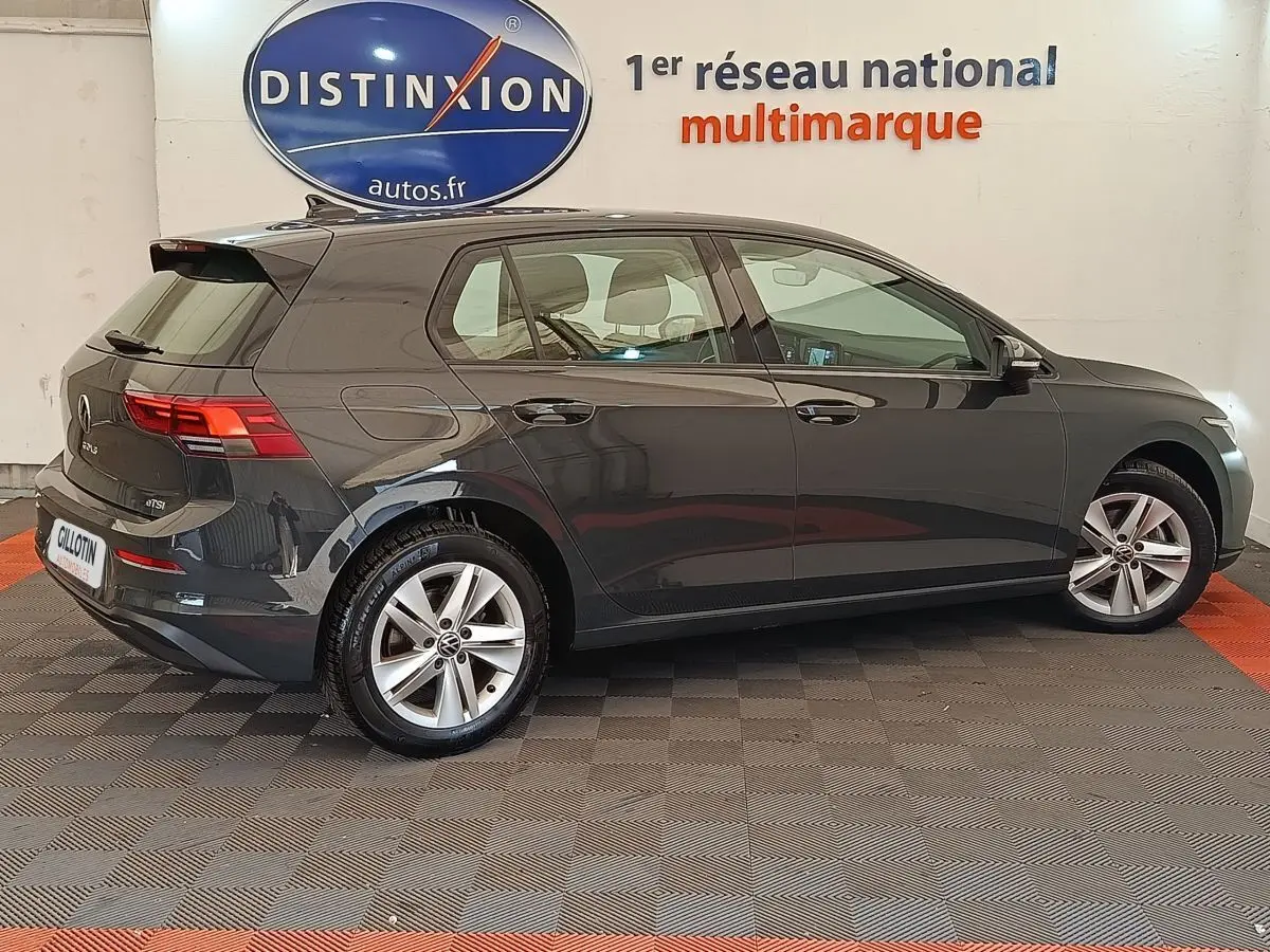 Profil droit d'une Volkswagen Golf gris foncé 2022, avec jantes alliage et feux arrière LED visibles.