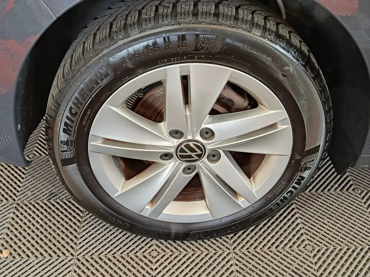 Gros plan sur la roue avant droite de la Volkswagen Golf gris foncé, jante alliage et pneu Michelin visible.