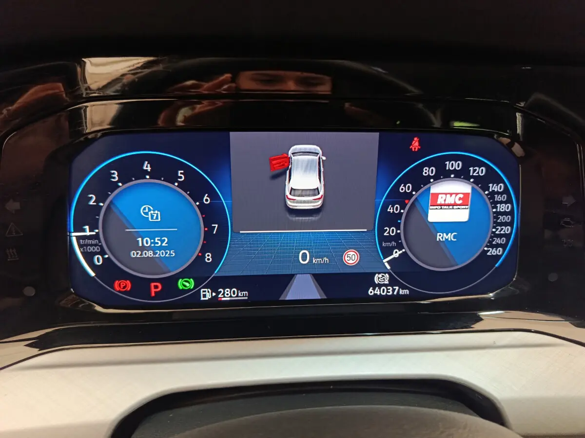 Tableau de bord numérique de Volkswagen Golf gris foncé 2022 affichant vitesse, régime et porte ouverte côté gauche.