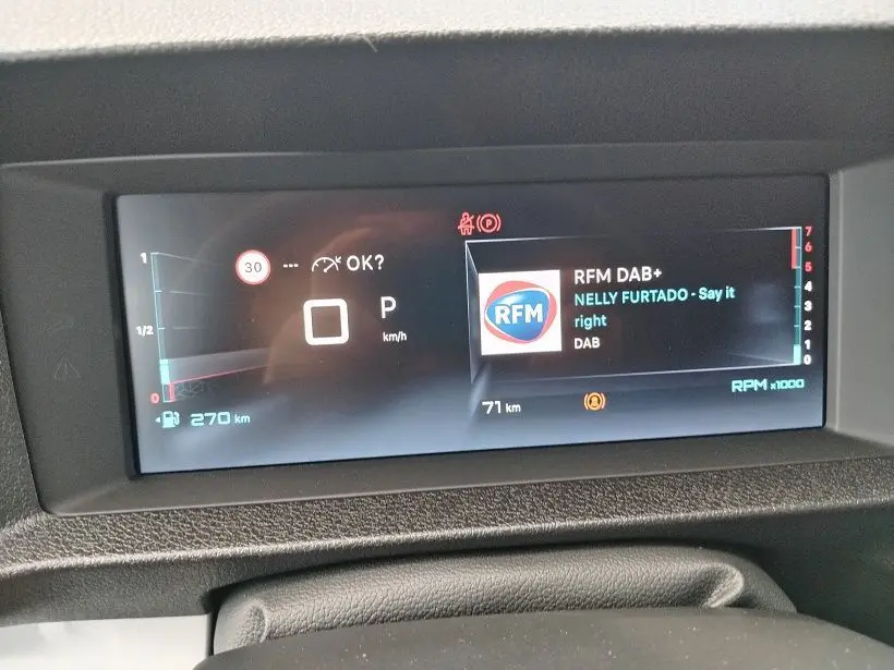 Affichage numérique du tableau de bord du Citroën Jumpy Cabine Approfondie gris titane, montrant la vitesse, la radio et l'autonomie.