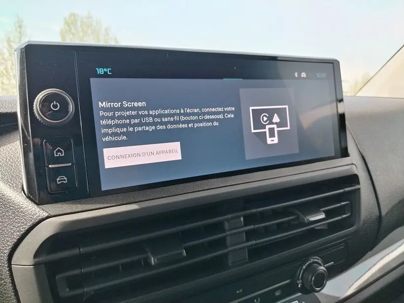 Écran tactile central du tableau de bord du Citroën Jumpy Cabine Approfondie 2025, affichant l'interface Mirror Screen.