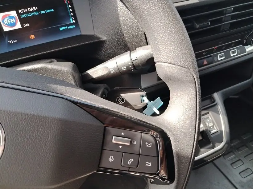 Gros plan sur le volant et le tableau de bord du Citroën Jumpy Cabine Approfondie gris titane, avec commandes au volant visibles.