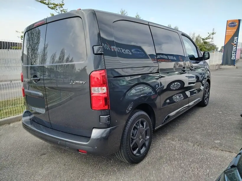 Vue 3/4 arrière droite du Citroën Jumpy Cabine Approfondie gris titane avec portes latérales coulissantes et roues tôlées noires 17 pouces.