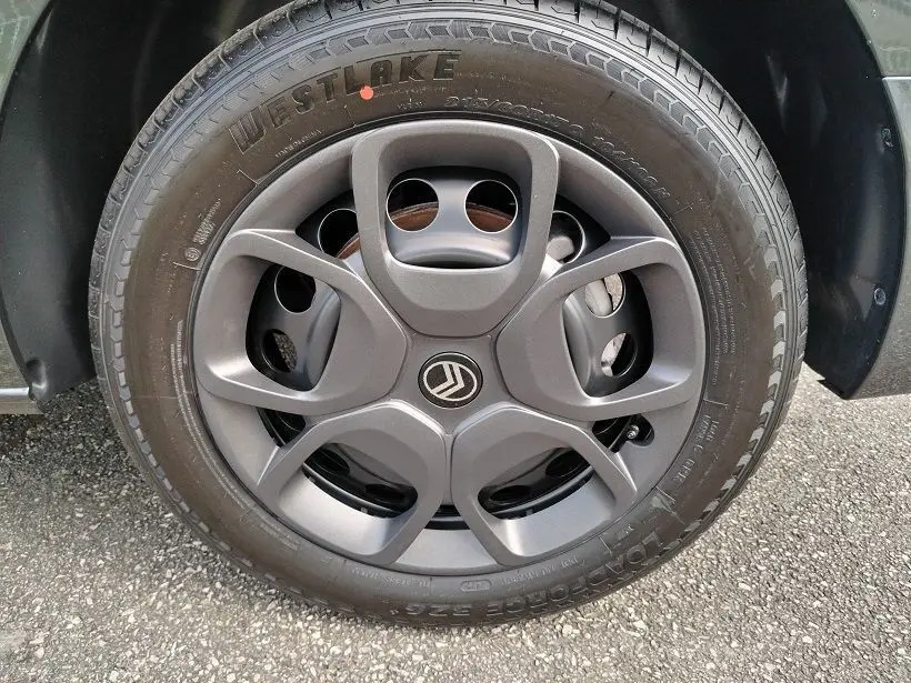 Gros plan sur la roue avant droite du Citroën Jumpy Cabine Approfondie gris titane avec jante tôlée noire 17 pouces et enjoliveur noir.