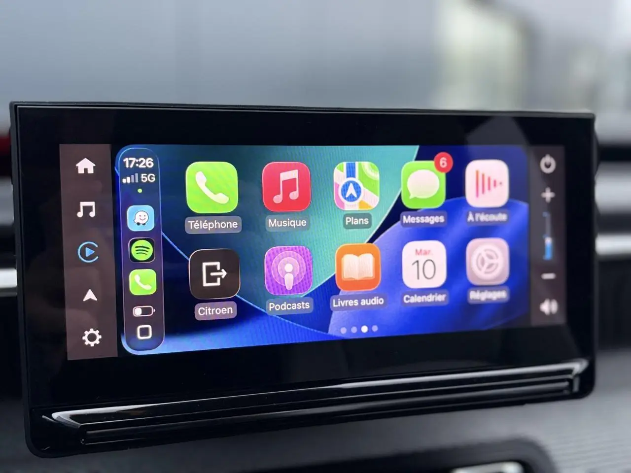 Écran central tactile de la Citroën C3 2025 affichant l'interface Apple CarPlay colorée en intérieur.