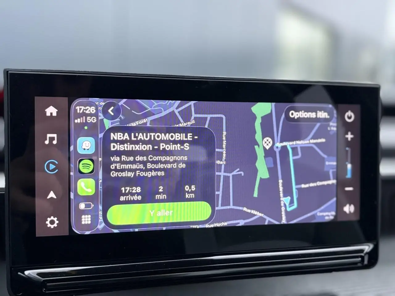Écran central 10 pouces de la Citroën C3 Turbo 100 Max affichant la navigation GPS en mode nuit.
