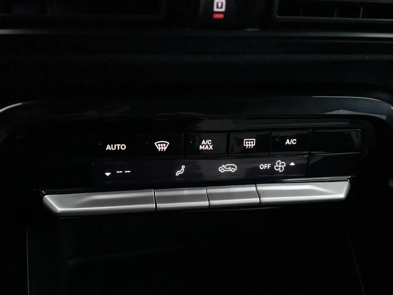 Panneau de commande de climatisation automatique de la Citroën C3 Turbo 100 Max, vue rapprochée intérieure.
