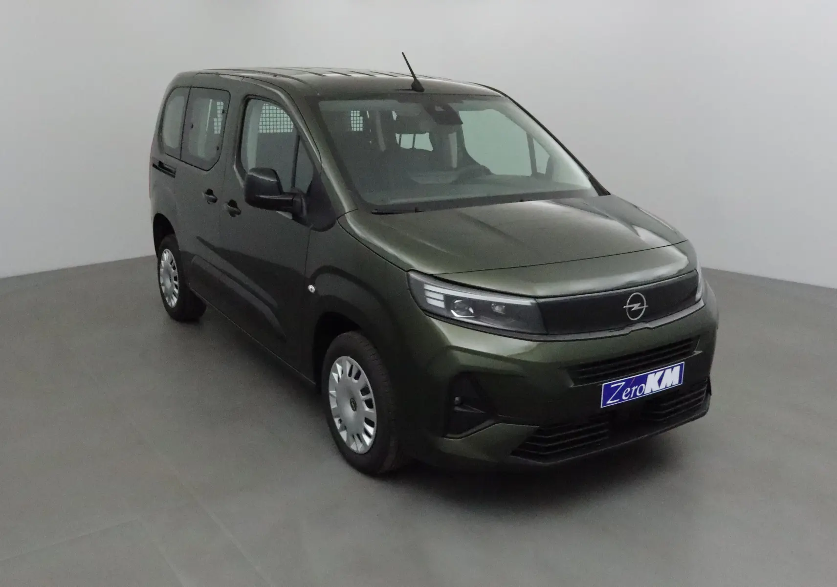 Opel Combo Life vert Sirkka en 3/4 avant droit, avec grille de séparation visible à l'intérieur.