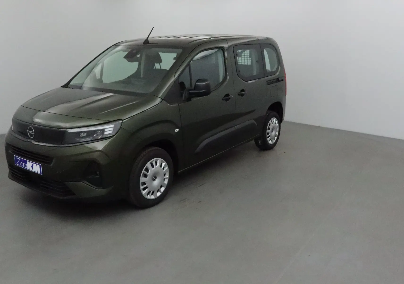 Opel Combo Life vert Sirkka en 3/4 avant droit, monospace compact avec fenêtres latérales et jantes acier.