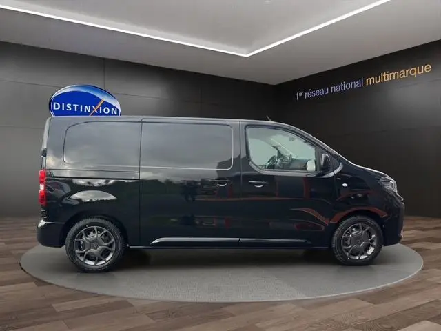 Vue latérale côté droit d'un Citroën Jumpy noir 2025, fourgon compact avec jantes alliage et finition moderne.