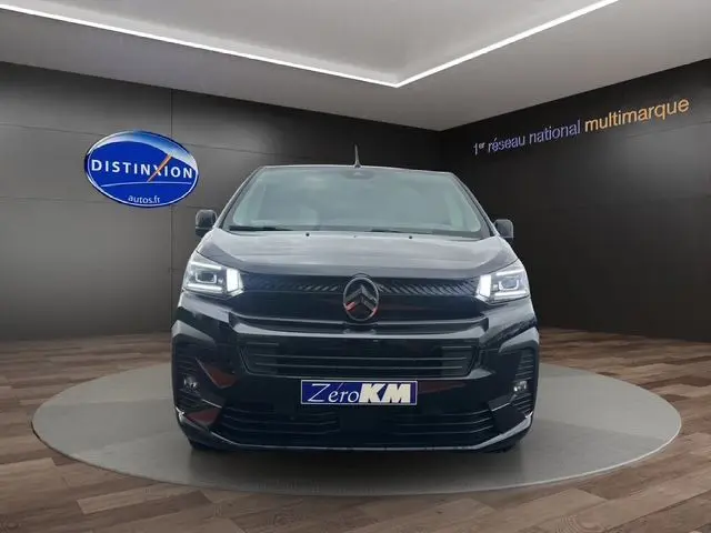 Vue de face d'un Citroën Jumpy noir 2025 avec phares allumés et logo distinctif en rouge sur calandre.