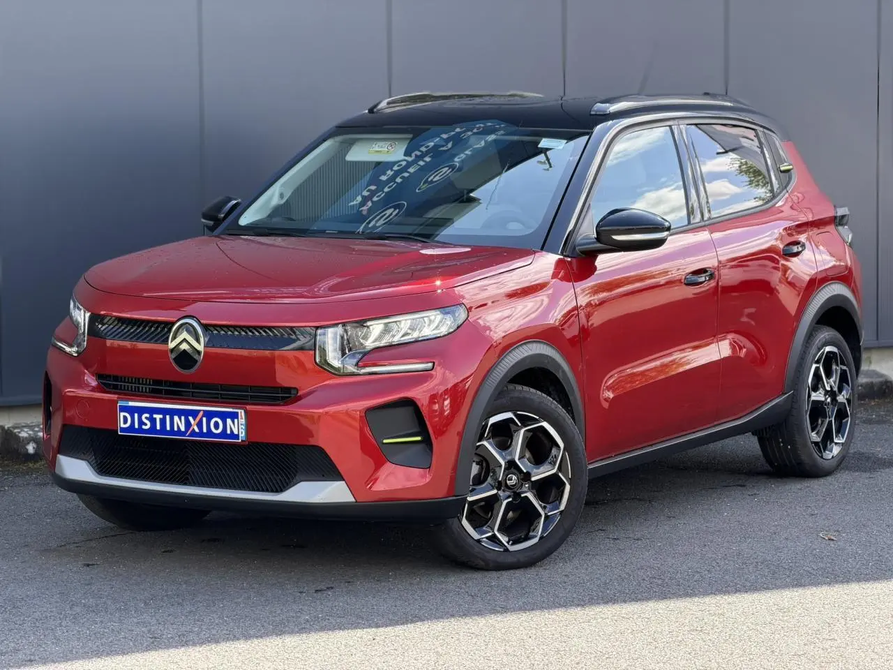 Citroën C3 Turbo 100 Max rouge Elixir vue 3/4 avant avec toit noir Perla Nera et jantes alliage noires.