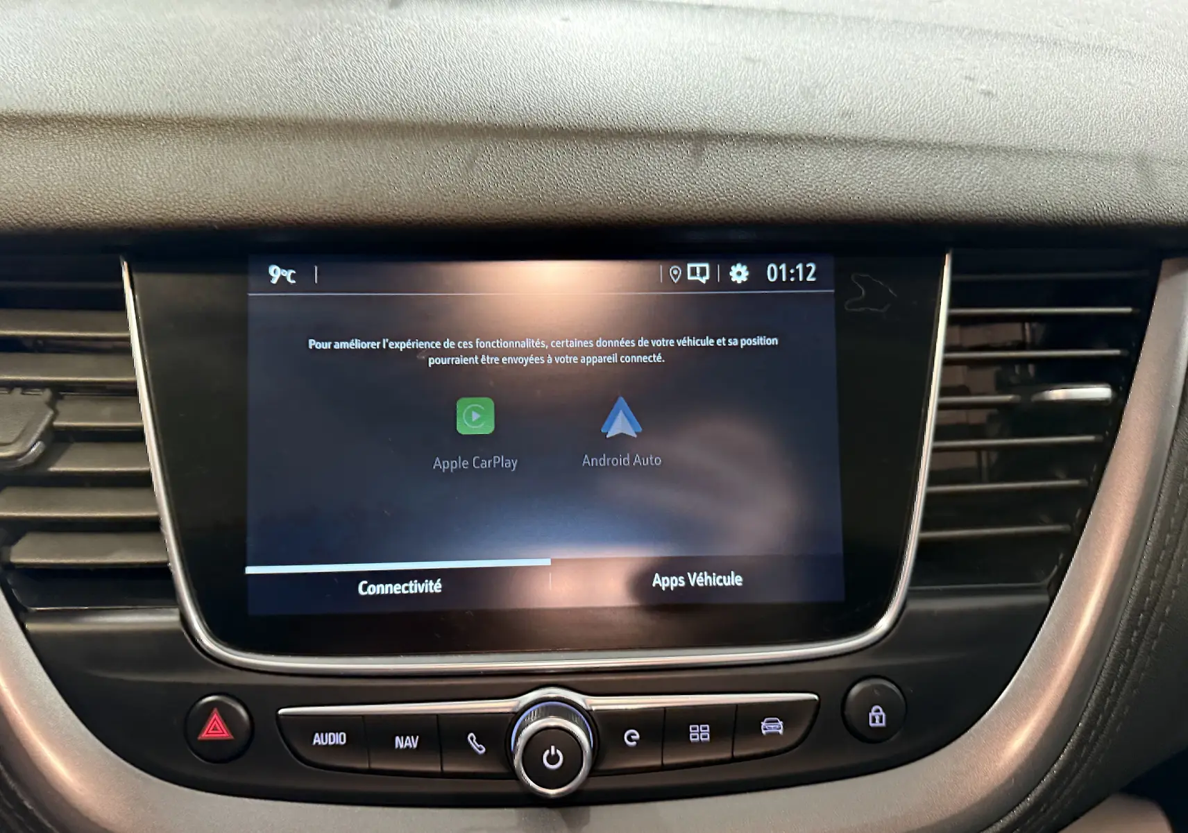 Écran central tactile de l’Opel Grandland X blanc, affichant les options Apple CarPlay et Android Auto.