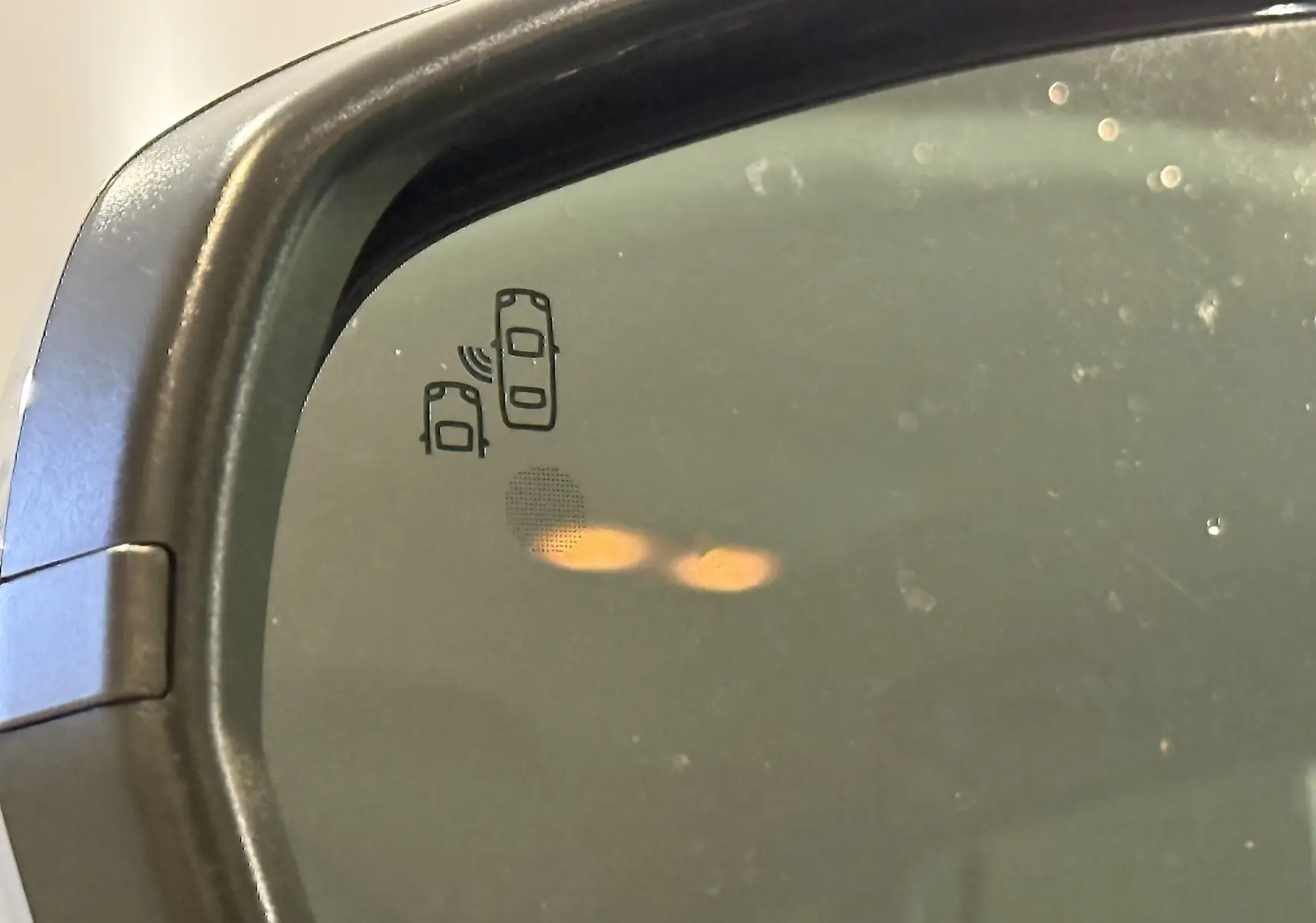 Gros plan sur le rétroviseur gauche d’un Opel Grandland X blanc 2021, montrant l’icône d’alerte d’angle mort.