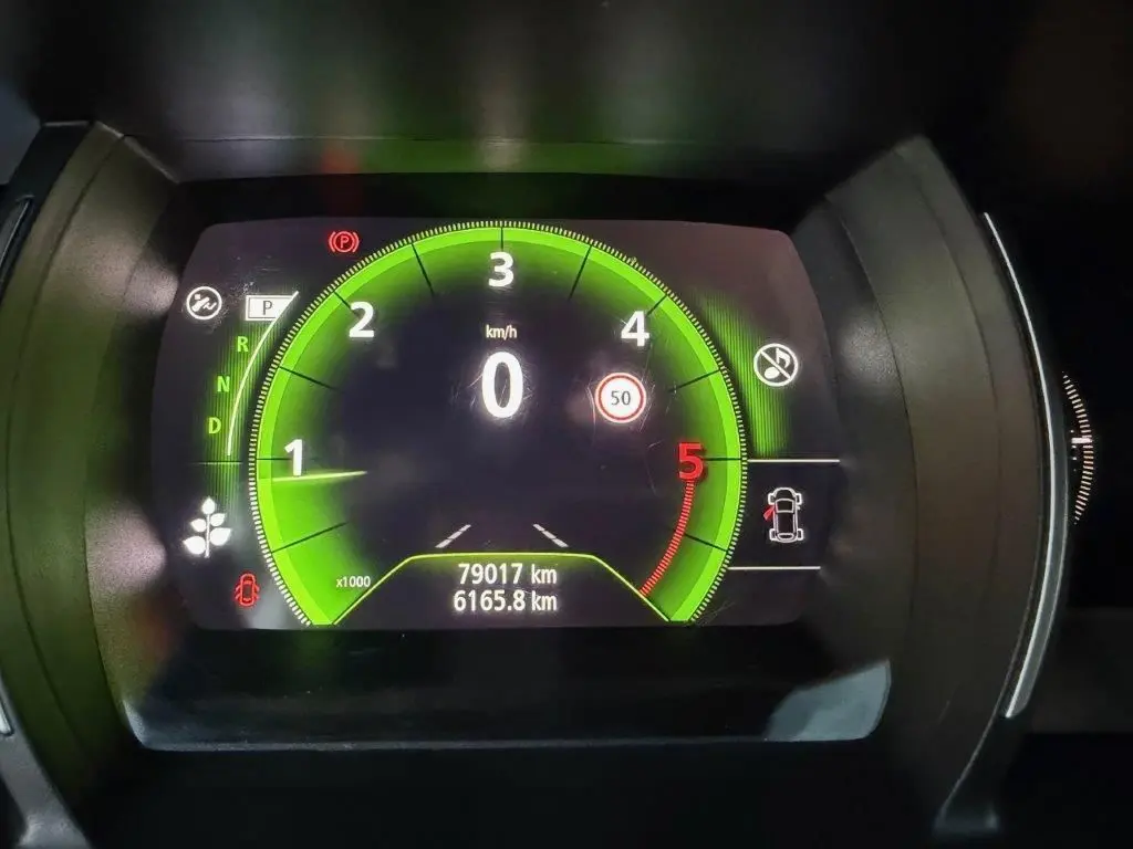 Tableau de bord numérique de Renault Mégane Business, affichage du compte-tours et vitesse à 0 km/h, éclairage vert.