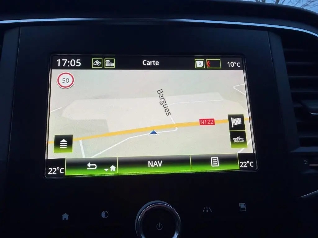 Écran tactile du GPS intégré de la Renault Mégane Business, affichant une carte avec température et vitesse limite.