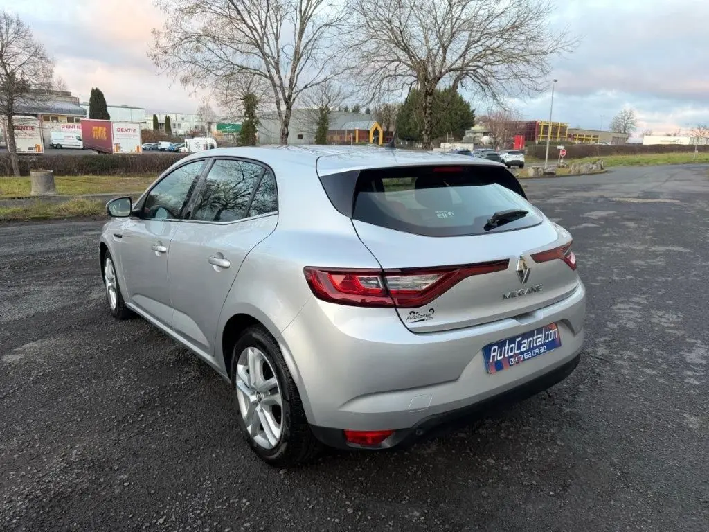 Vue 3/4 arrière droite d'une Renault Mégane Business gris alu avec feux arrière LED et jantes alliage.
