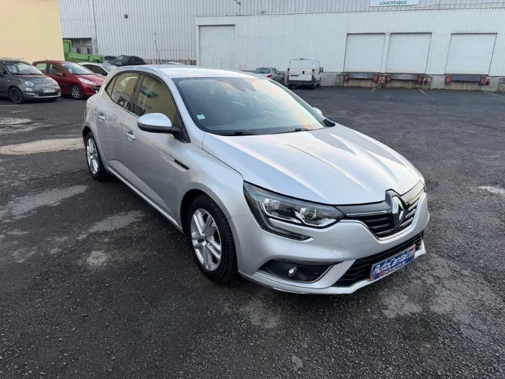 Renault Mégane Business gris alu vue 3/4 avant droit, avec phares LED et jantes alliage visibles.