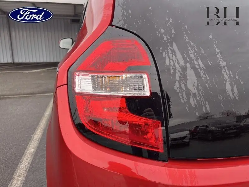 Gros plan sur le feu arrière gauche rouge Flamme d'une Renault Twingo 2019 avec toit ouvrant en toile.