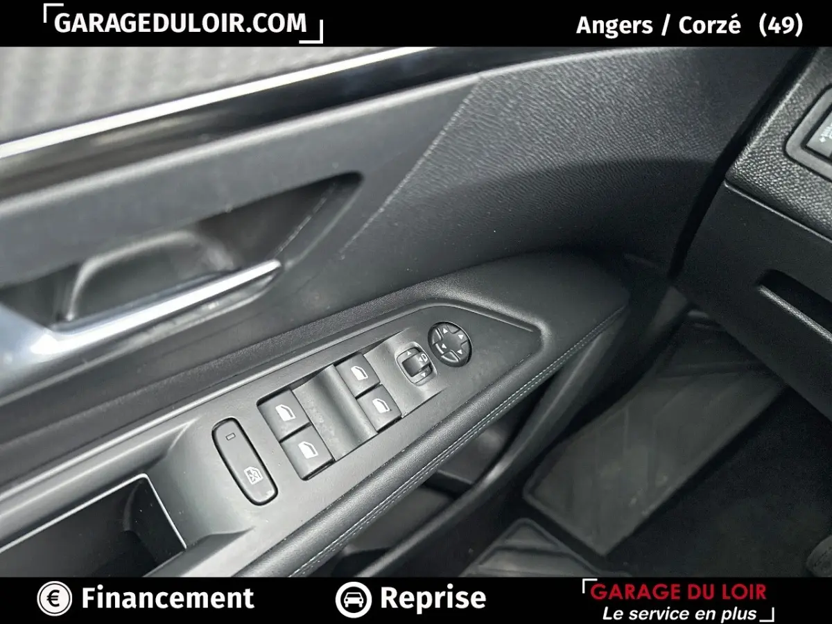 Détail des commandes des vitres et rétroviseurs côté conducteur du Peugeot 3008 blanc, intérieur noir.