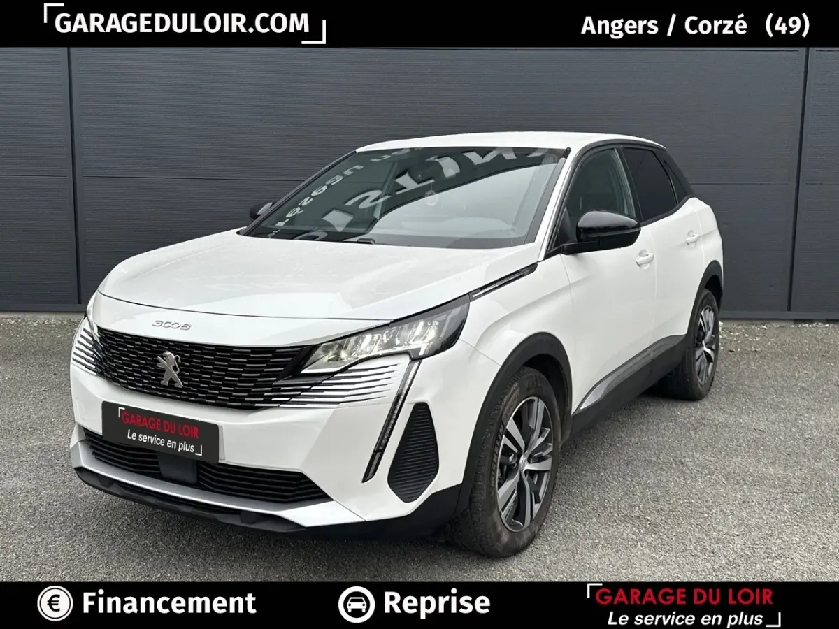 Peugeot 3008 blanc vu en 3/4 avant droit, avec calandre noire et phares LED distinctifs.