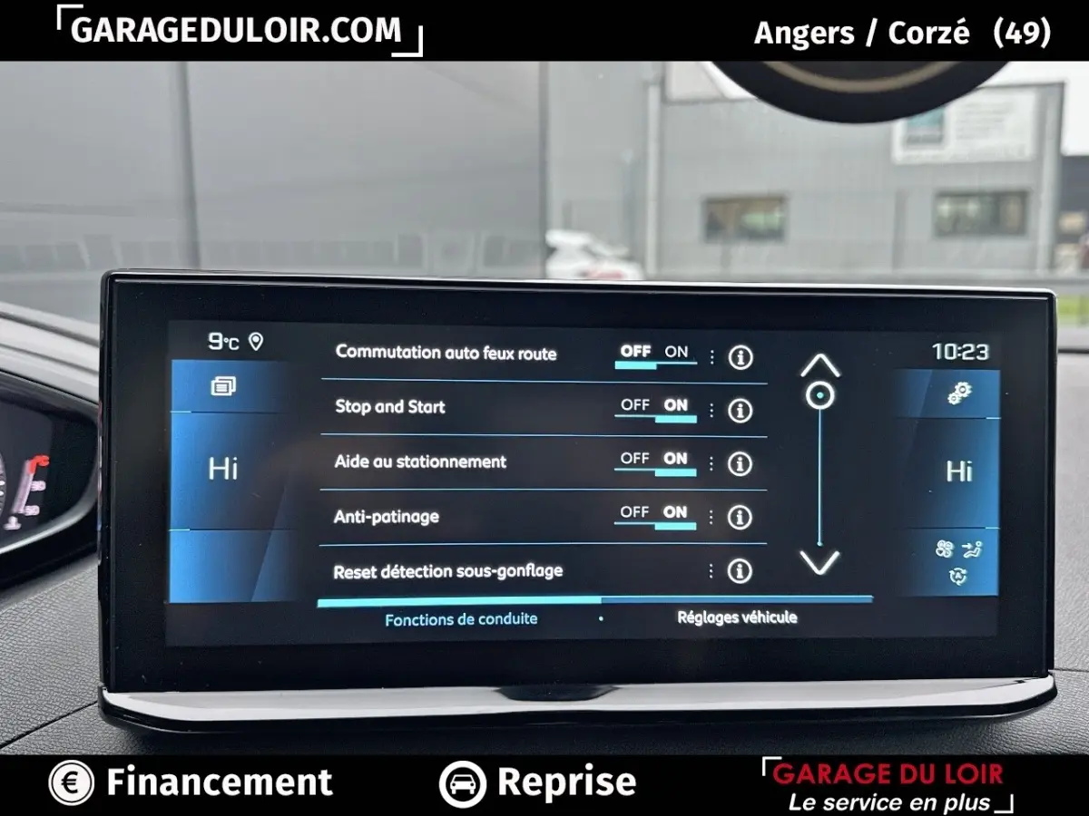 Écran tactile central du Peugeot 3008 blanc 2024 affichant les réglages d’aides à la conduite.