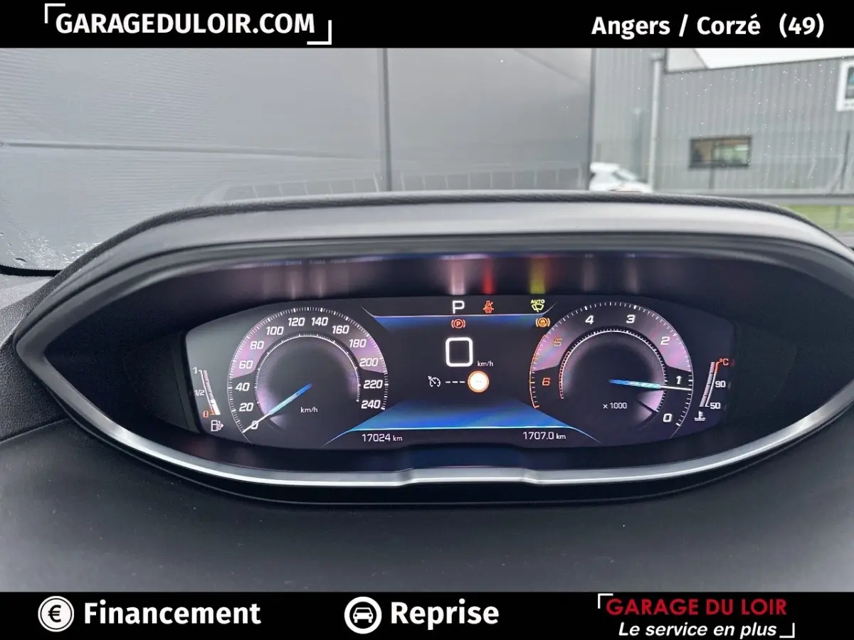 Vue rapprochée du tableau de bord numérique du Peugeot 3008 2024, affichant vitesse, compte-tours et alertes.