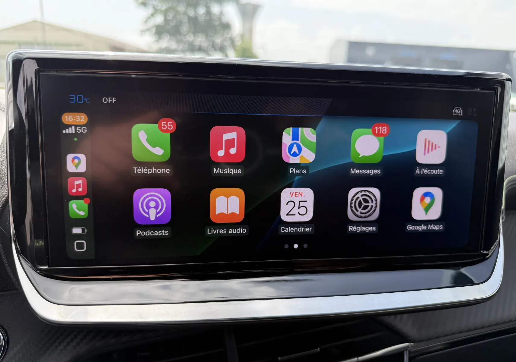 Écran tactile central de la Peugeot 208 Hybrid 145 GT 2024 affichant les applications connectées en intérieur.