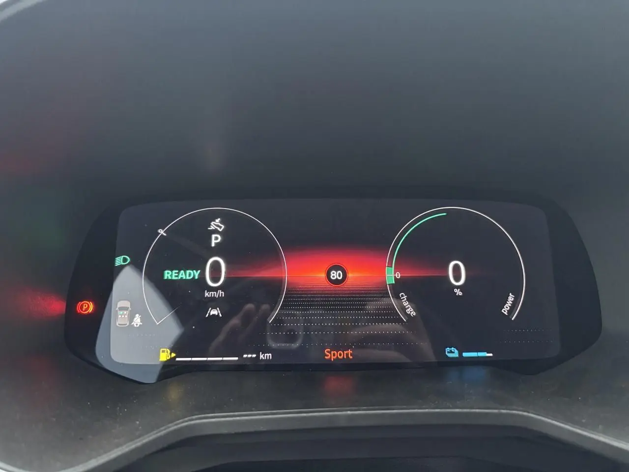 Tableau de bord numérique de la Renault Clio V hybride, affichant la vitesse à 0 km/h en mode Sport.