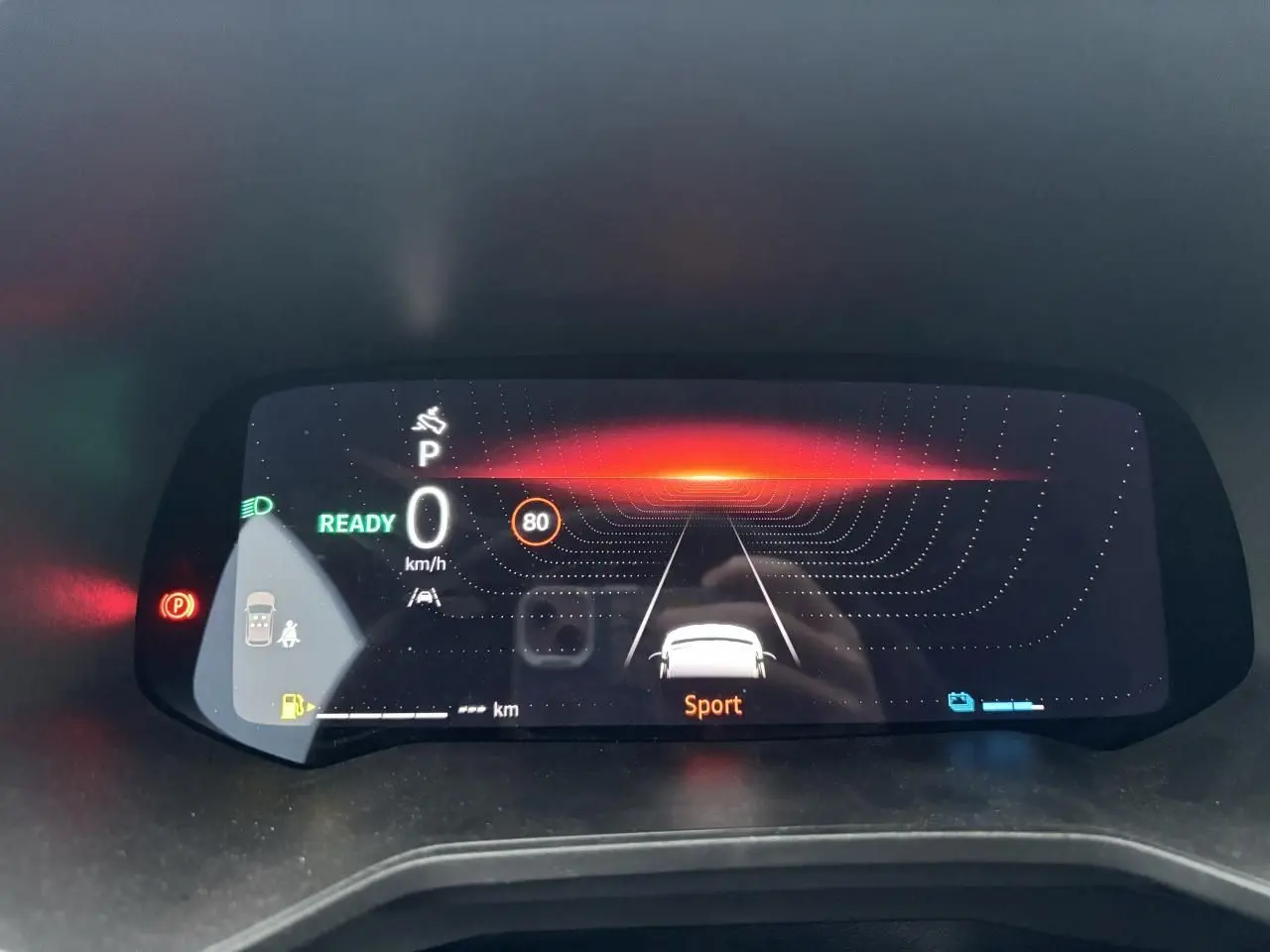 Affichage numérique du tableau de bord de la Renault Clio 2025 en mode Sport, avec vitesse à 0 km/h et signalisation visible.