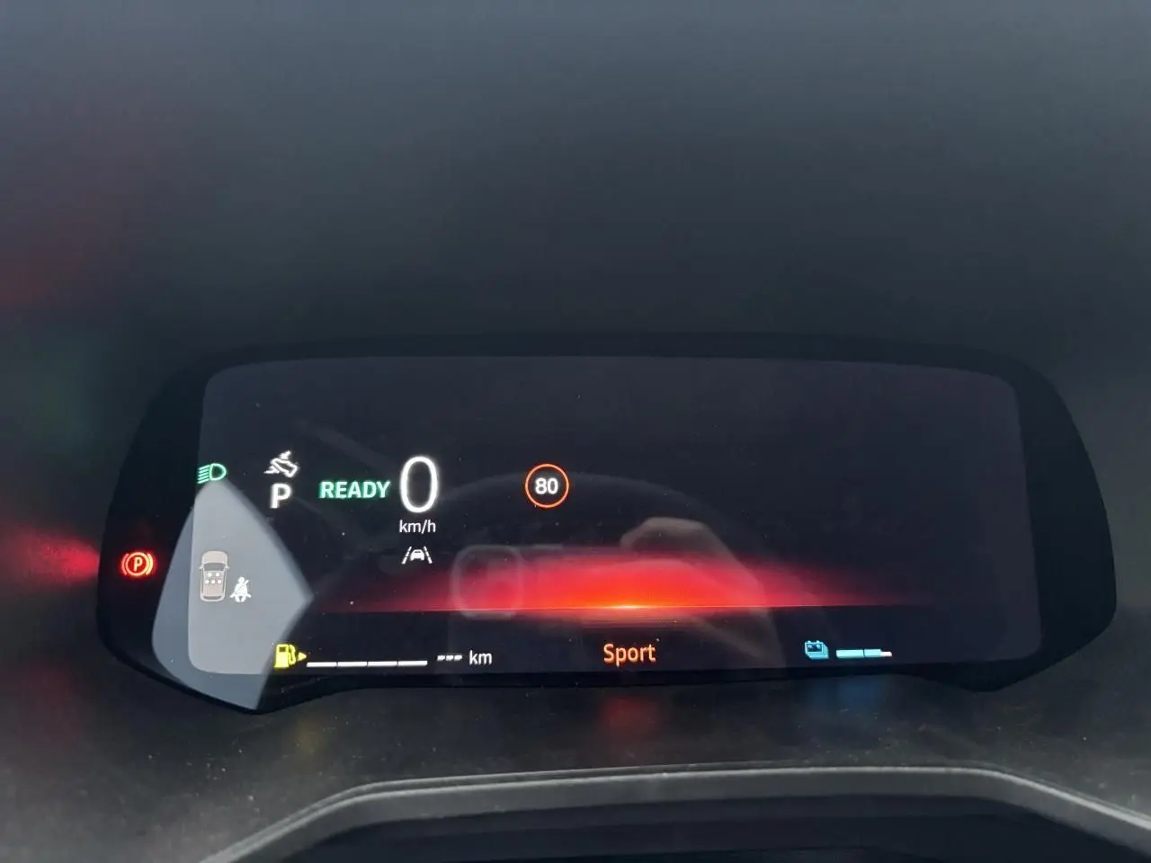 Affichage numérique du tableau de bord de la Renault Clio V hybride en mode Sport, indiquant 0 km/h et limite à 80 km/h.