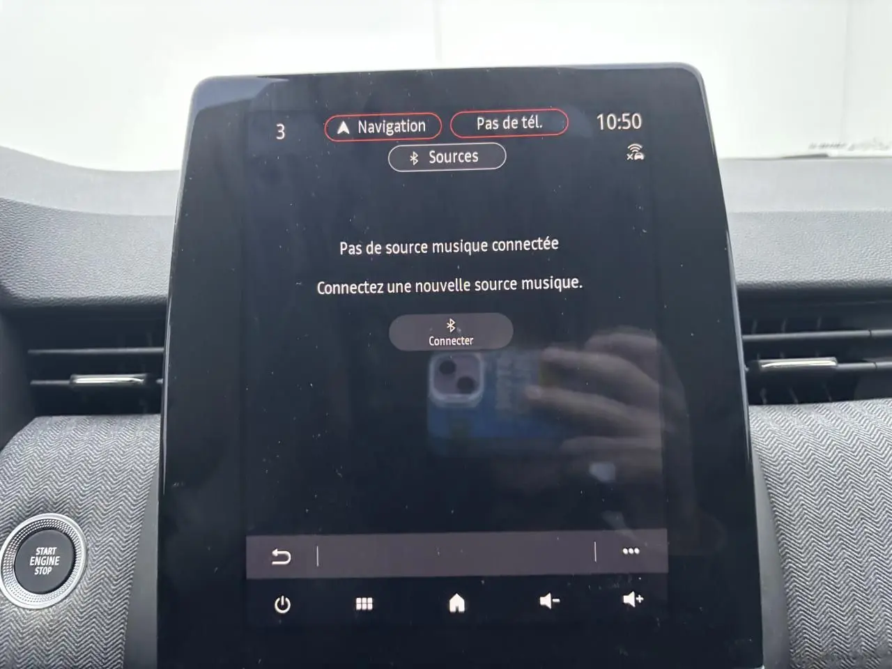 Écran tactile central de la Renault Clio V rouge flamme, affichant le menu de connexion Bluetooth, vue intérieure frontale.